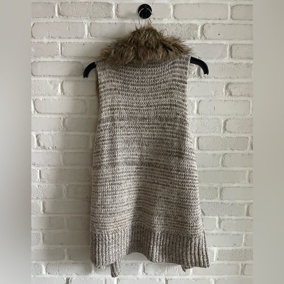 Seven Sisters (Mendocino) Knit Vest with Faux Fur Trim, Size Medium. - Picture 5 of 6